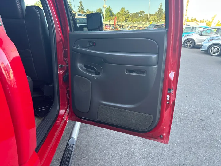 RED, 2005 CHEVROLET SILVERADO 2500 HD CREW CAB Image 16