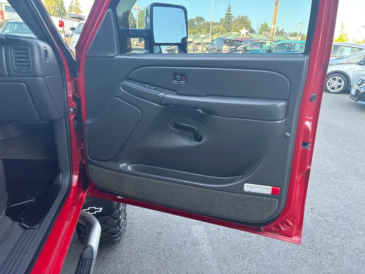 RED, 2005 CHEVROLET SILVERADO 2500 HD CREW CAB Image 18