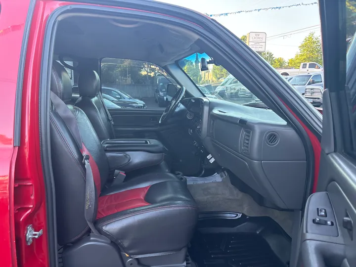 RED, 2005 CHEVROLET SILVERADO 2500 HD CREW CAB Image 19