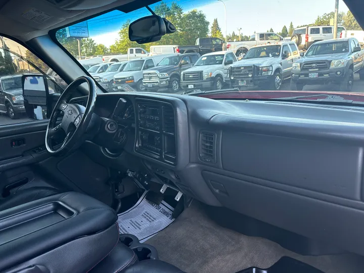 RED, 2005 CHEVROLET SILVERADO 2500 HD CREW CAB Image 20