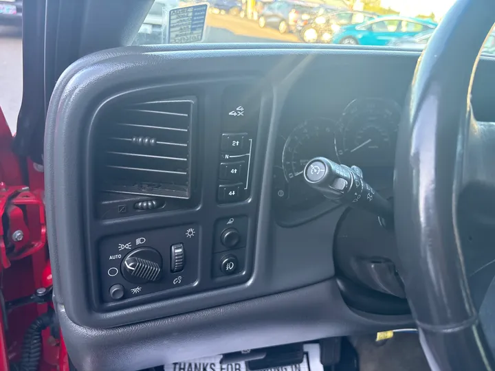 RED, 2005 CHEVROLET SILVERADO 2500 HD CREW CAB Image 21