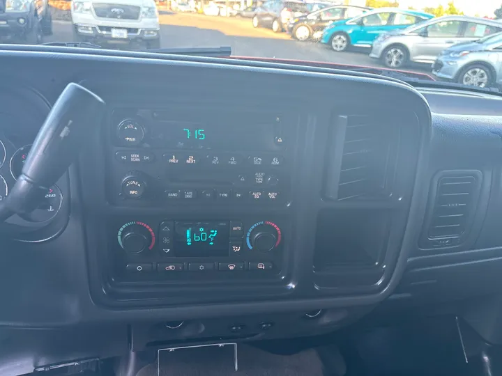 RED, 2005 CHEVROLET SILVERADO 2500 HD CREW CAB Image 23