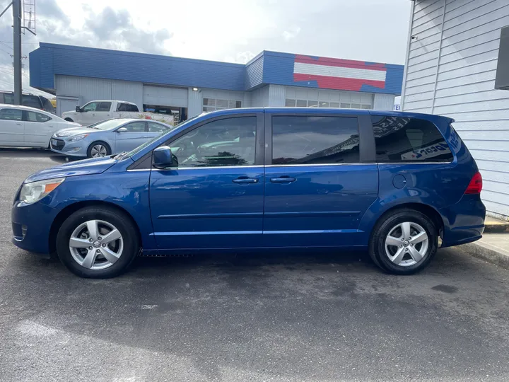 BLUE, 2010 VOLKSWAGEN ROUTAN Image 4