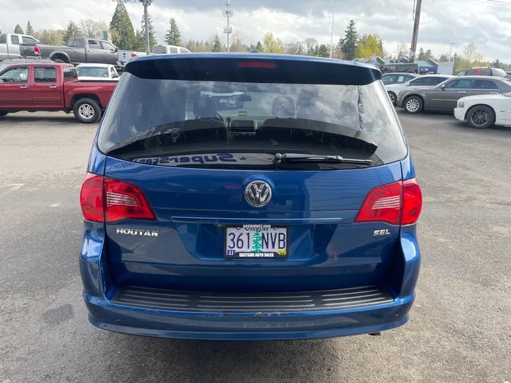 BLUE, 2010 VOLKSWAGEN ROUTAN Image 6