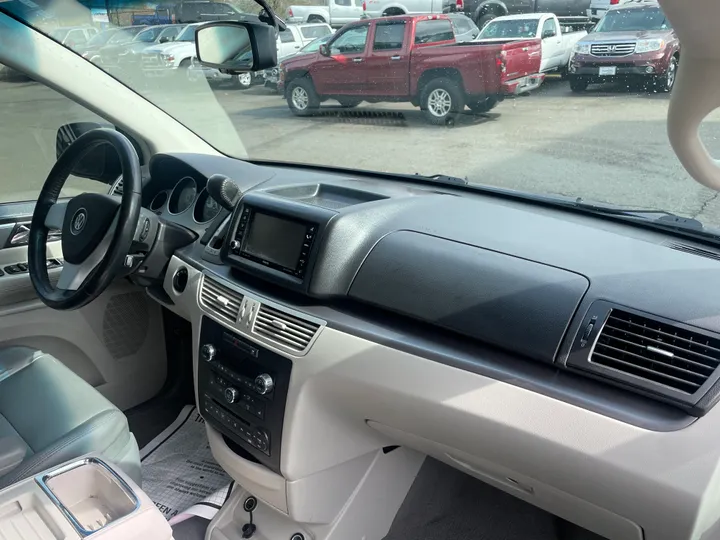 BLUE, 2010 VOLKSWAGEN ROUTAN Image 23