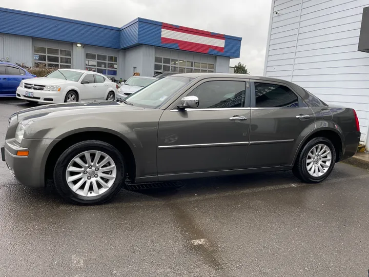 GRAY, 2010 CHRYSLER 300 Image 4