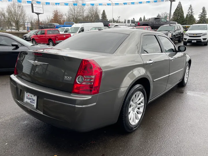 GRAY, 2010 CHRYSLER 300 Image 7