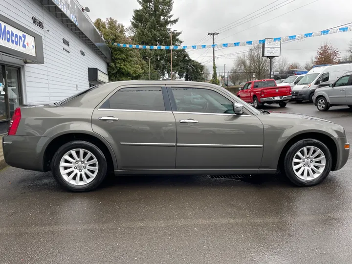 GRAY, 2010 CHRYSLER 300 Image 8