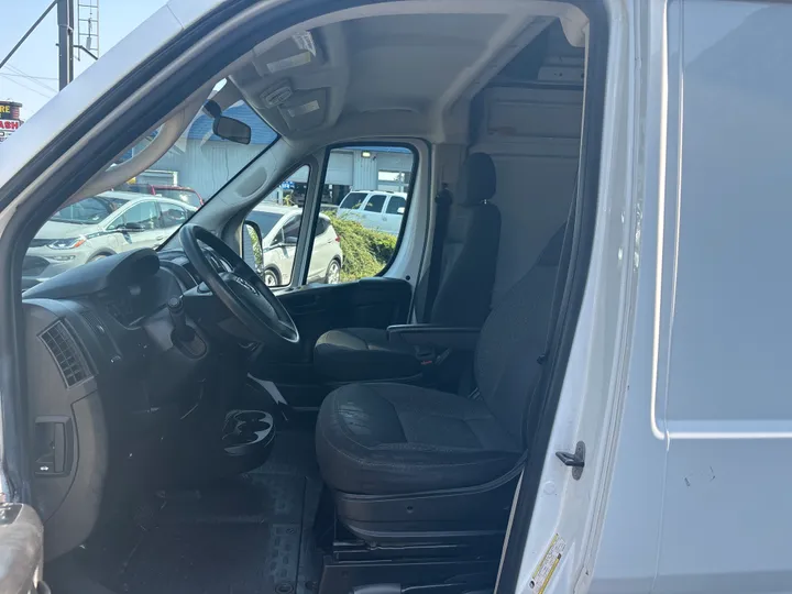 WHITE, 2019 RAM PROMASTER CARGO VAN Image 10