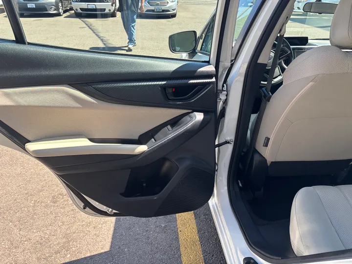 WHITE, 2019 SUBARU IMPREZA Image 14