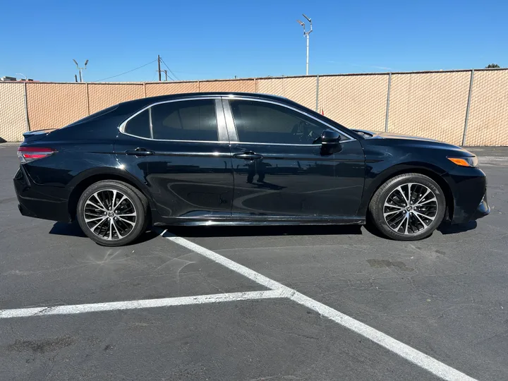 BLACK, 2018 TOYOTA CAMRY Image 3