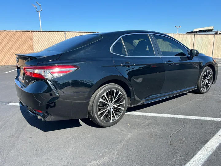 BLACK, 2018 TOYOTA CAMRY Image 4