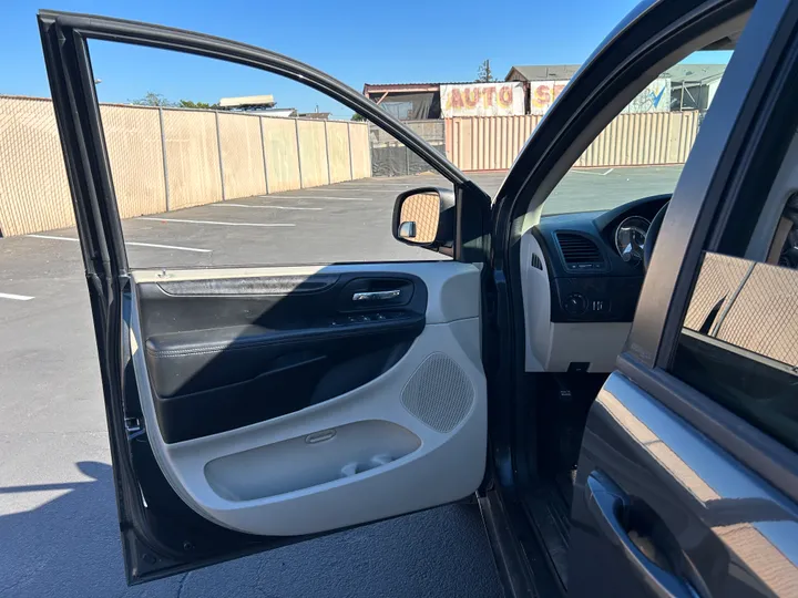 GRAY, 2012 DODGE GRAND CARAVAN PASSENGER Image 18