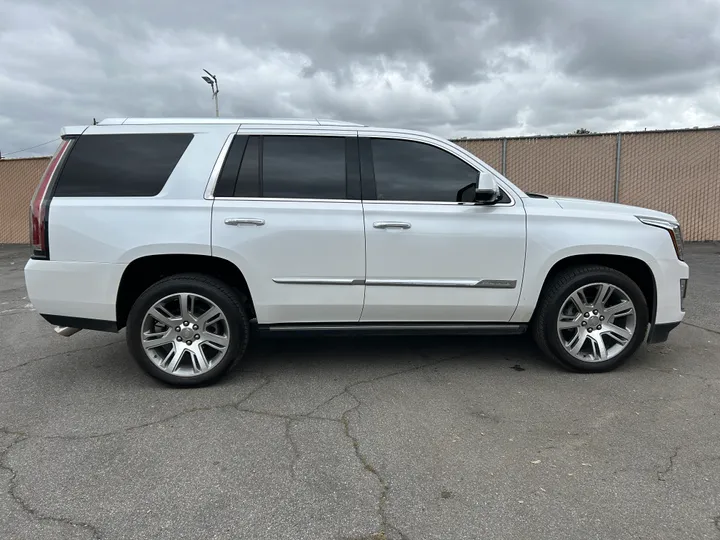 OFF-WHITE, 2016 CADILLAC ESCALADE Image 3