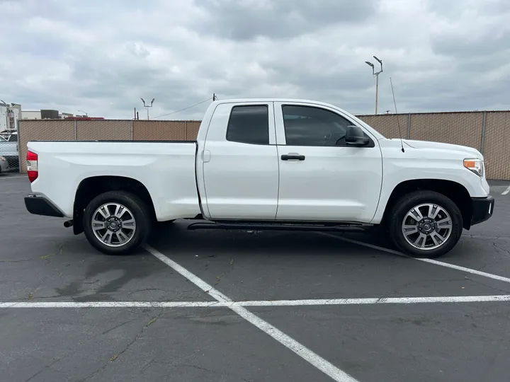 WHITE, 2017 TOYOTA TUNDRA DOUBLE CAB Image 3