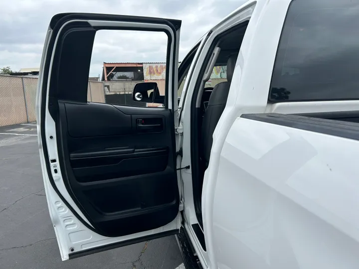 WHITE, 2017 TOYOTA TUNDRA DOUBLE CAB Image 25