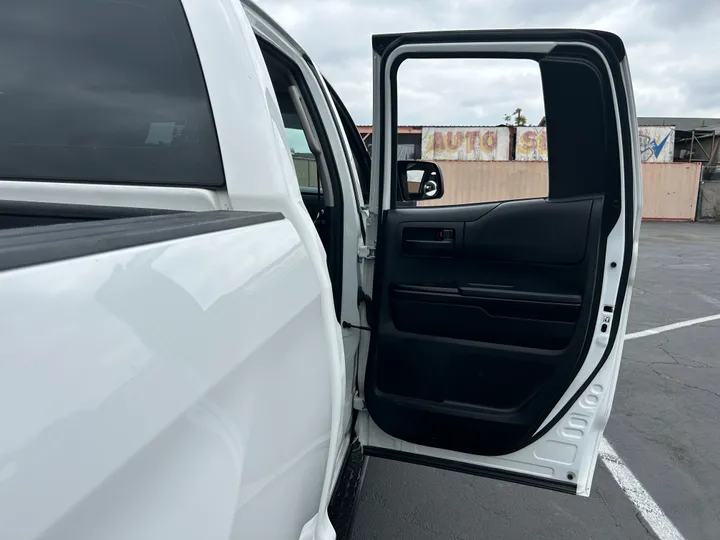 WHITE, 2017 TOYOTA TUNDRA DOUBLE CAB Image 30