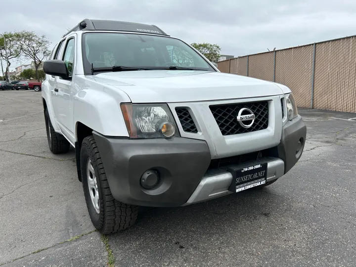 WHITE, 2011 NISSAN XTERRA Image 2