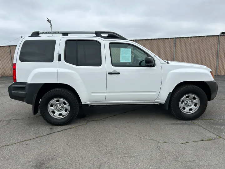 WHITE, 2011 NISSAN XTERRA Image 3