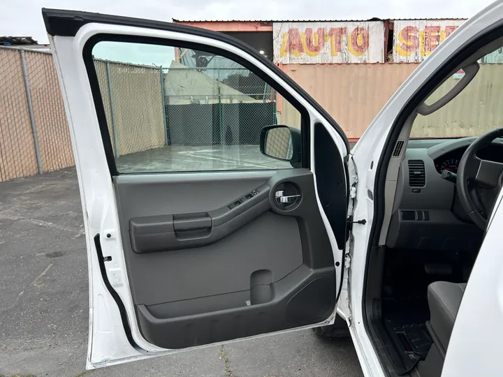 WHITE, 2011 NISSAN XTERRA Image 17