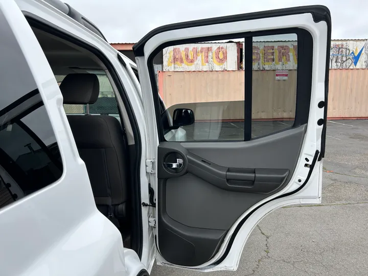 WHITE, 2011 NISSAN XTERRA Image 30