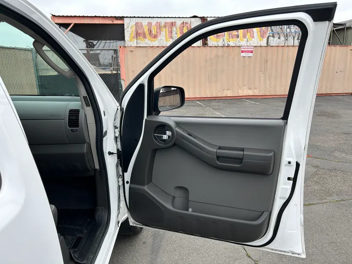 WHITE, 2011 NISSAN XTERRA Image 33