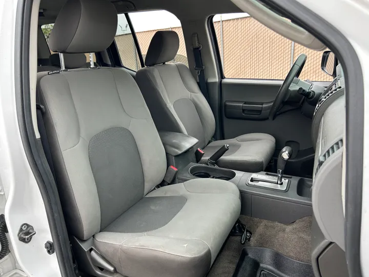 WHITE, 2011 NISSAN XTERRA Image 35