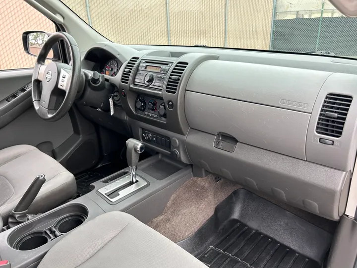 WHITE, 2011 NISSAN XTERRA Image 36