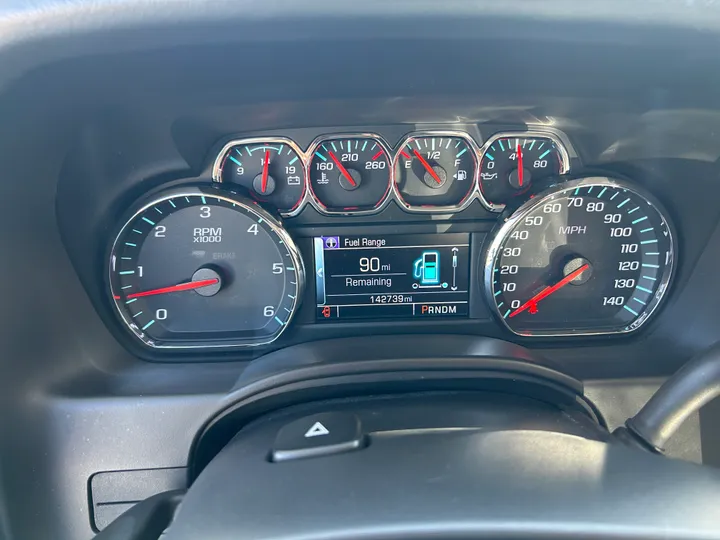 WHITE, 2015 CHEVROLET SUBURBAN Image 23