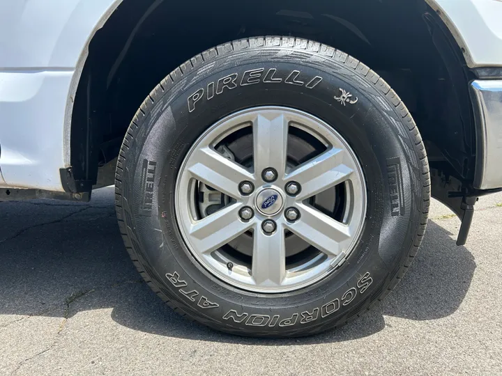 WHITE, 2017 FORD F150 SUPERCREW CAB Image 13