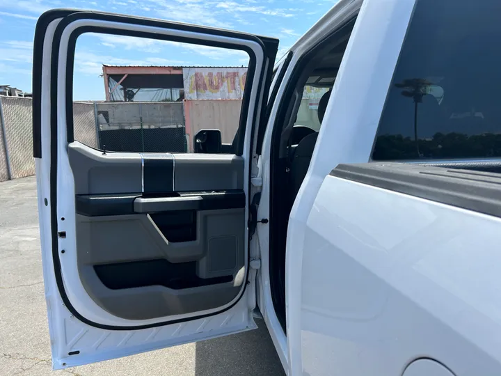 WHITE, 2017 FORD F150 SUPERCREW CAB Image 25