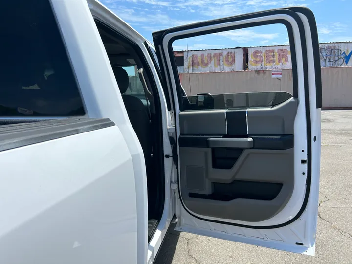 WHITE, 2017 FORD F150 SUPERCREW CAB Image 29