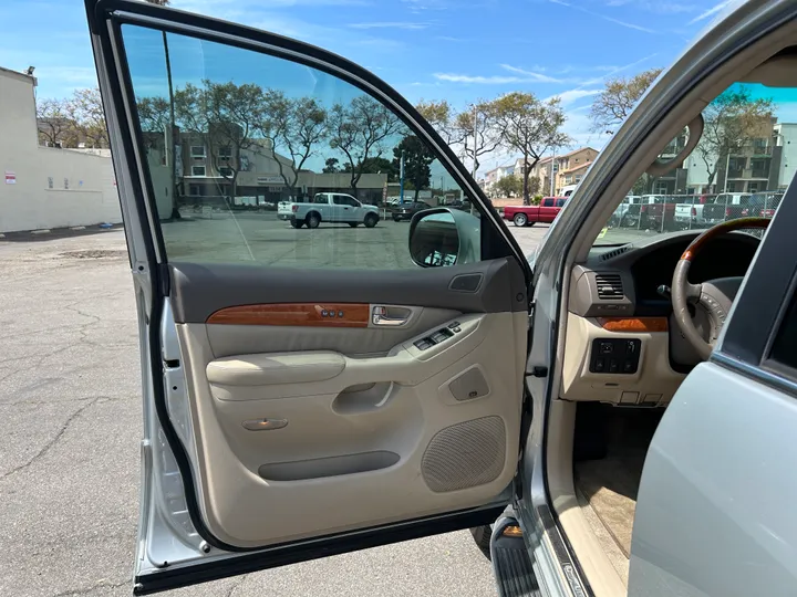 SILVER, 2004 LEXUS GX Image 16