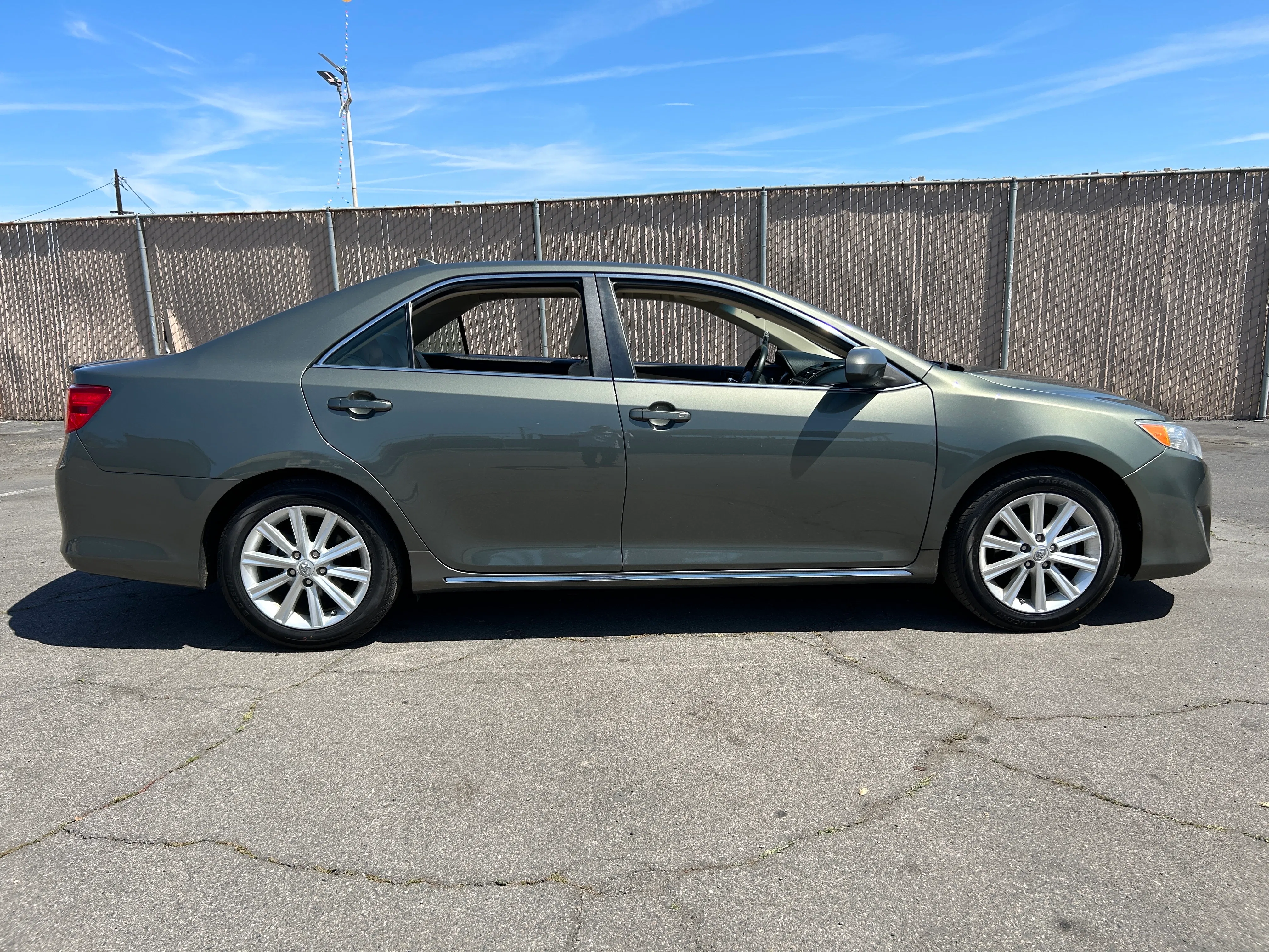 GREEN, 2012 TOYOTA CAMRY Image 3