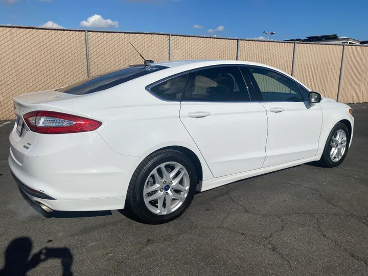 WHITE, 2016 FORD FUSION Image 4
