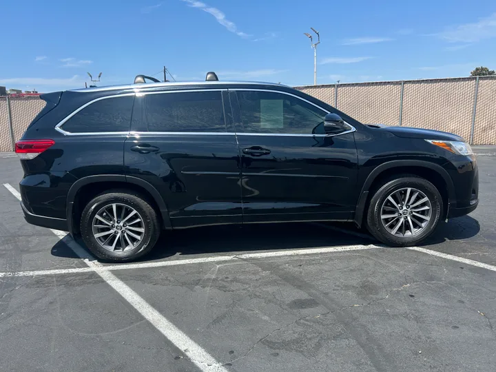 BLACK, 2018 TOYOTA HIGHLANDER Image 3