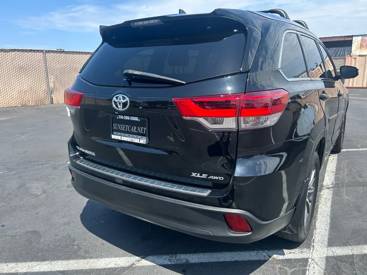 BLACK, 2018 TOYOTA HIGHLANDER Image 5