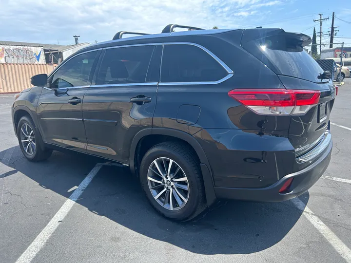 BLACK, 2018 TOYOTA HIGHLANDER Image 8