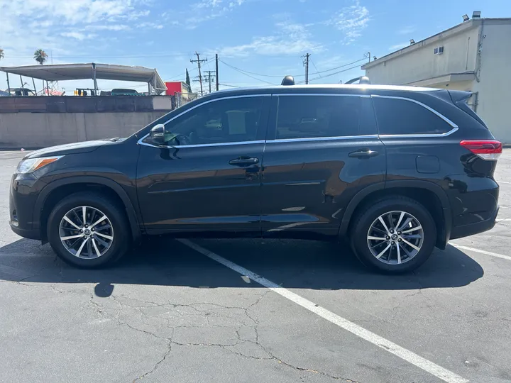 BLACK, 2018 TOYOTA HIGHLANDER Image 9