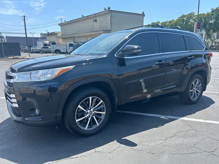 BLACK, 2018 TOYOTA HIGHLANDER Image 10