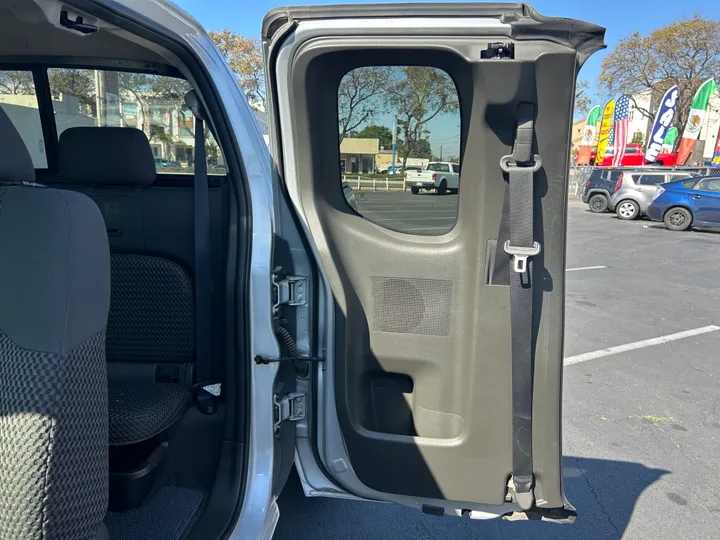 SILVER, 2015 NISSAN FRONTIER KING CAB Image 25