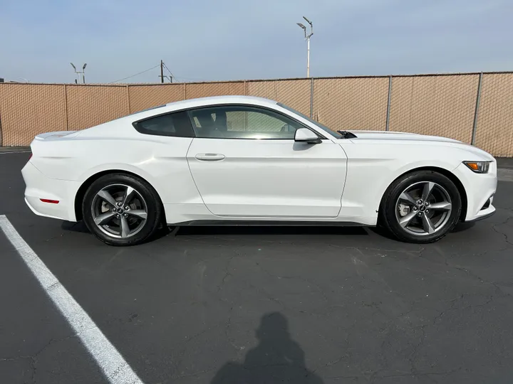 WHITE, 2017 FORD MUSTANG Image 3