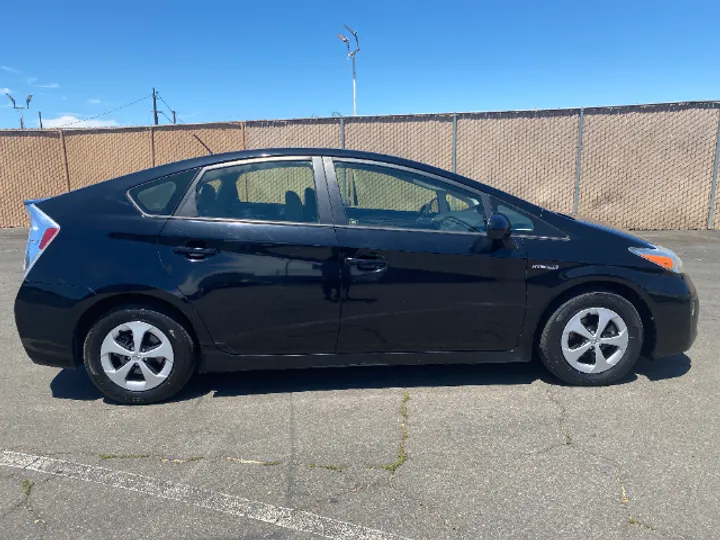 BLACK, 2015 TOYOTA PRIUS Image 3