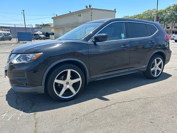 BLACK, 2018 NISSAN ROGUE Image 10