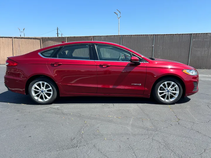 BURGUNDY, 2019 FORD FUSION Image 3