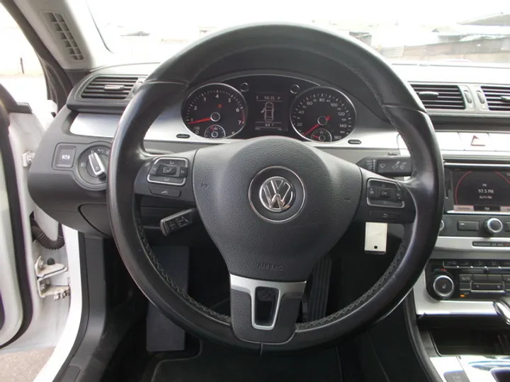 WHITE, 2011 VOLKSWAGEN CC Image 22