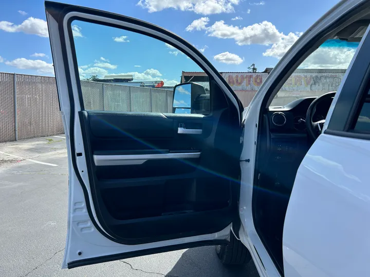 WHITE, 2014 TOYOTA TUNDRA DOUBLE CAB Image 17