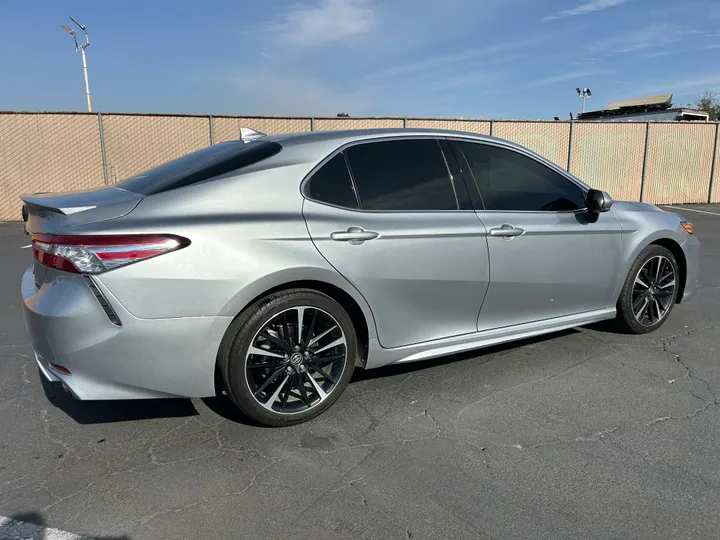 BLACK, 2020 TOYOTA CAMRY Image 4