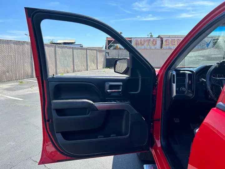 RED, 2018 CHEVROLET SILVERADO 1500 CREW CAB Image 17