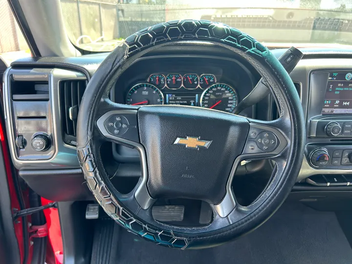 RED, 2018 CHEVROLET SILVERADO 1500 CREW CAB Image 22